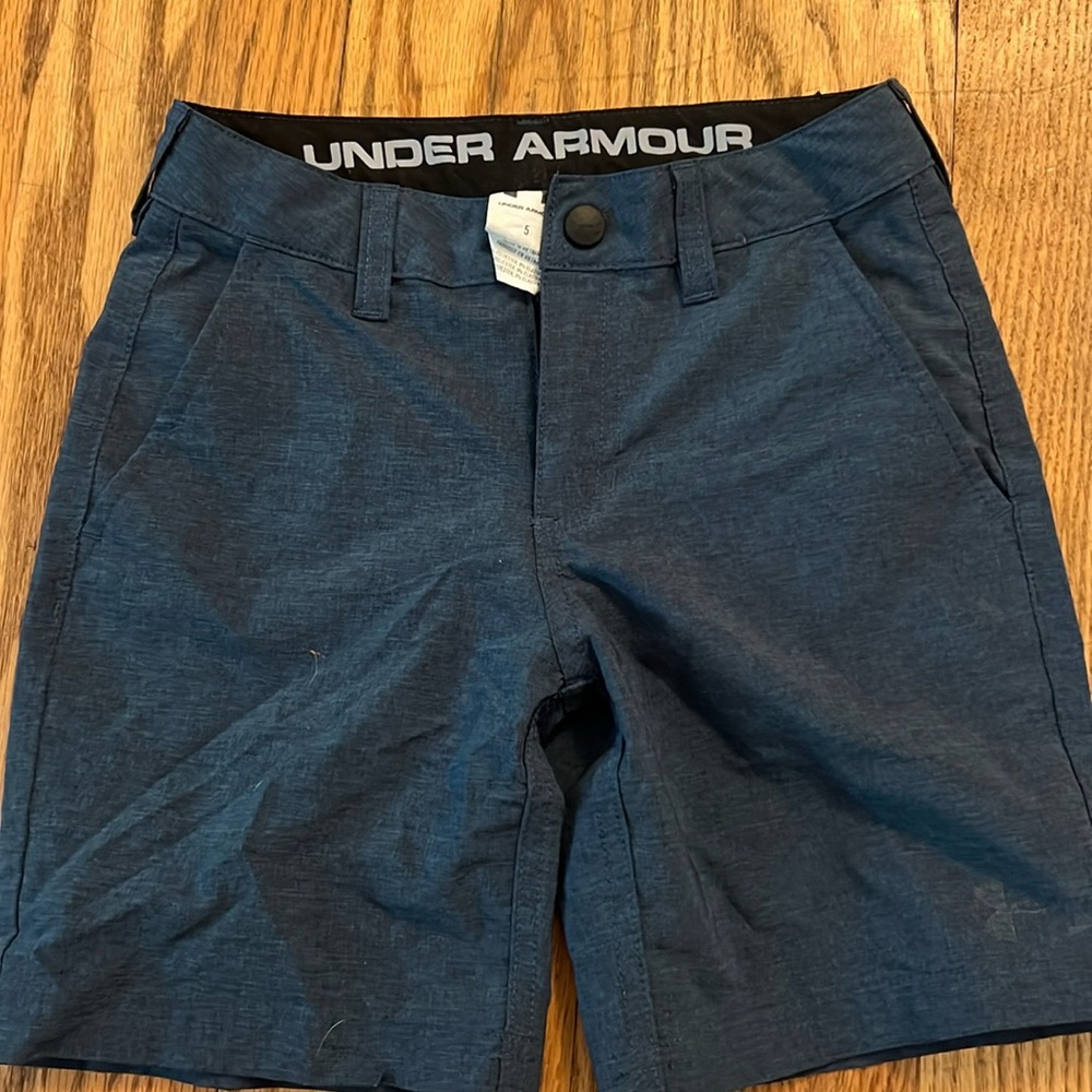 EUC boys size 5 under armour golf shorts